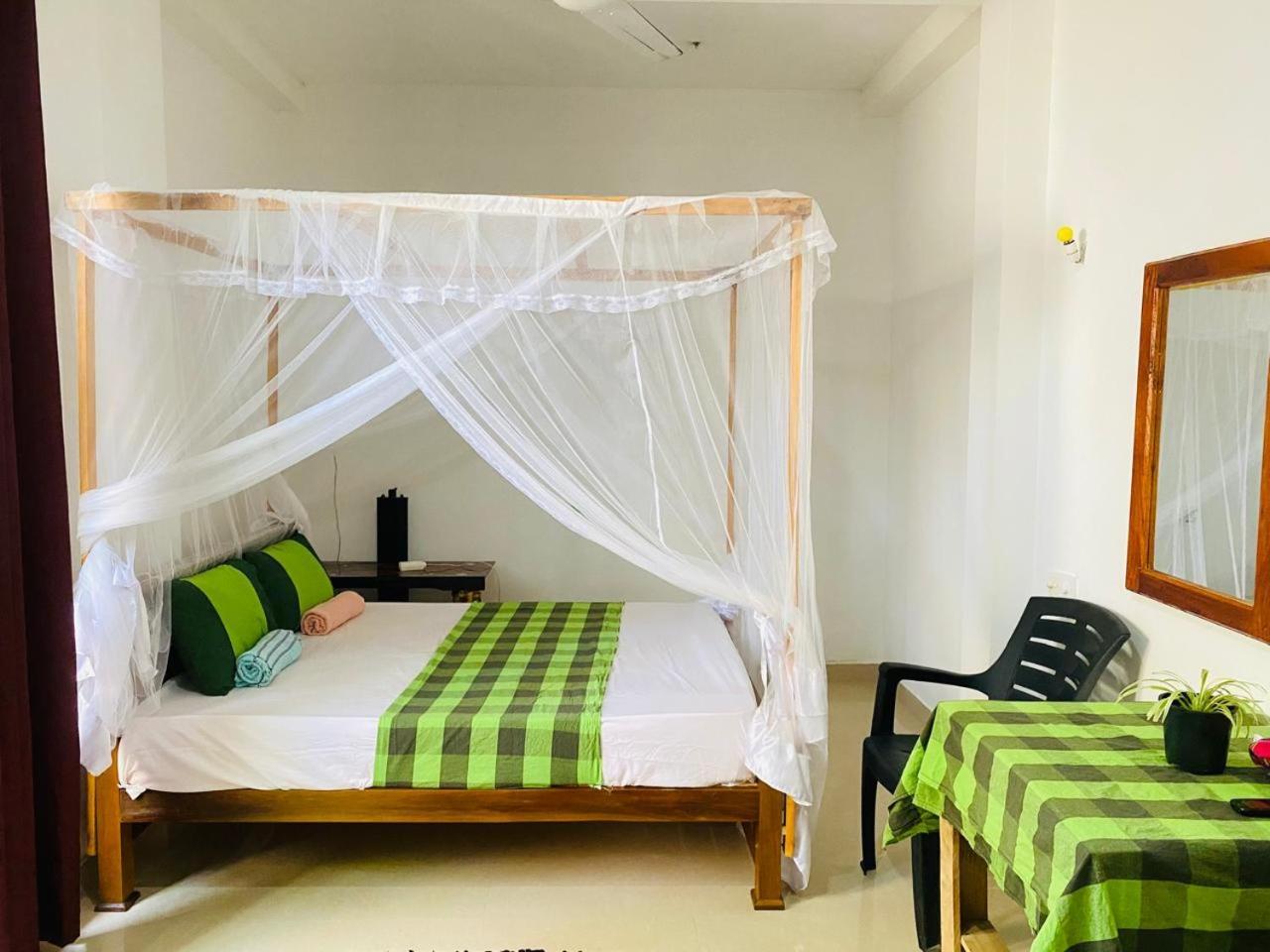 Pradeep Guest House Mirissa Esterno foto